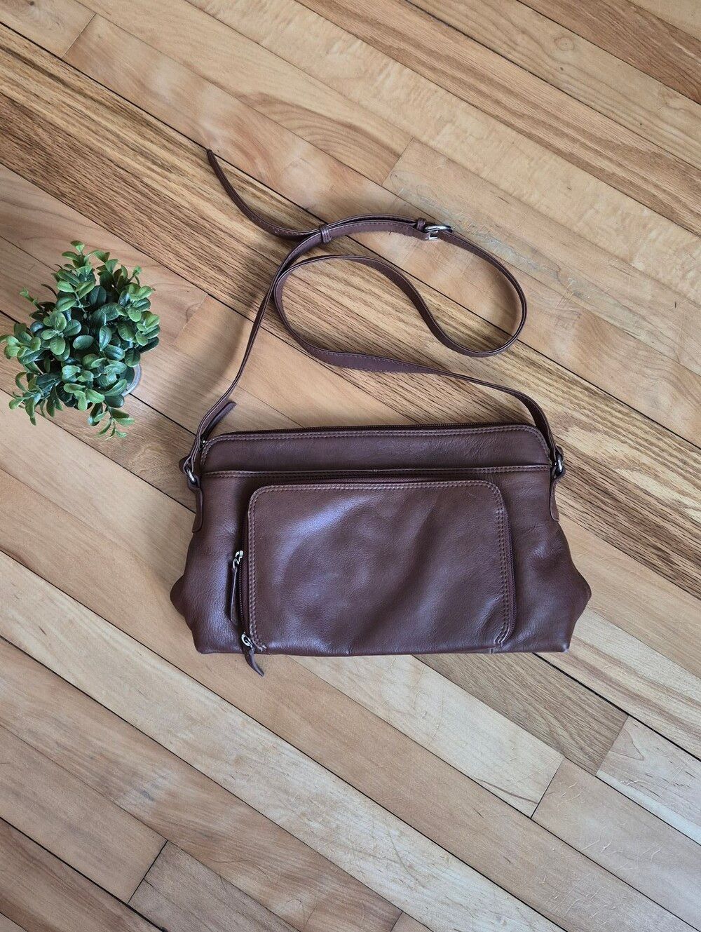 ILI New York Genuine Brown Leather Crossbody Bag